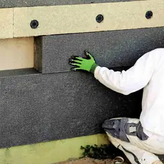 Dış cepheye dübelli ısı yalıtım levhası yerleştiren usta